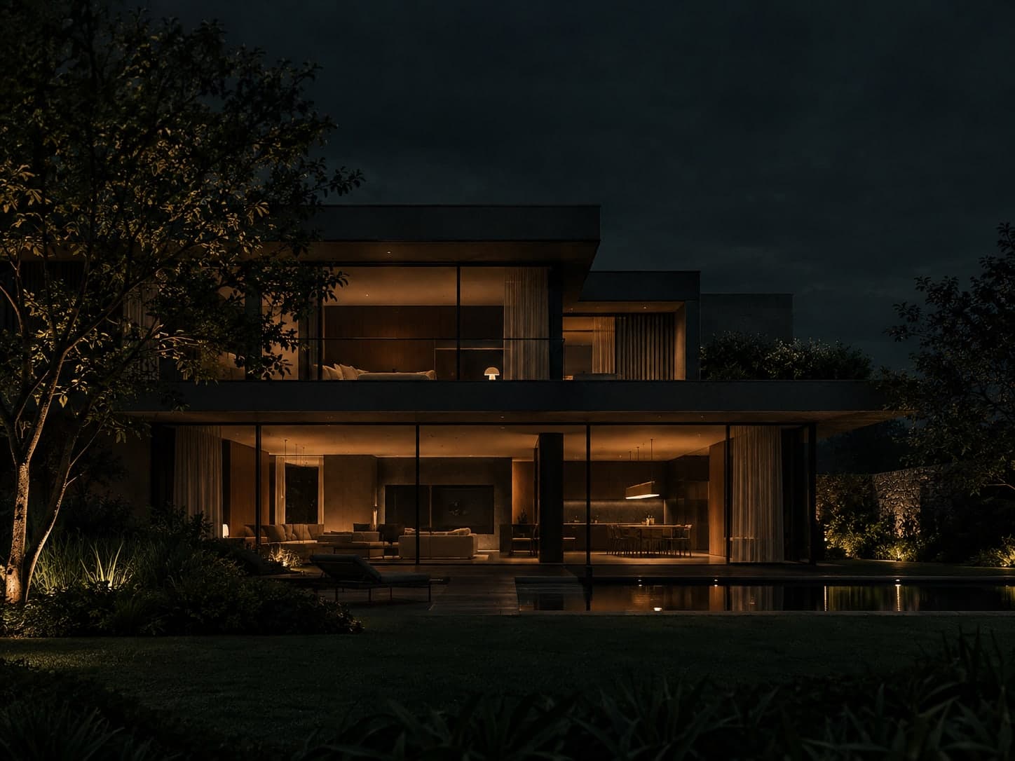 Casa contemporânea à noite, com os ambientes internos iluminados vistos pelos grandes vidros.